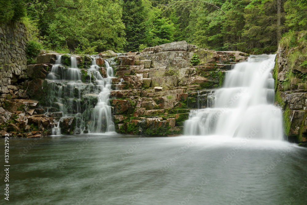Obraz premium Double waterfall in the forest mountain valley