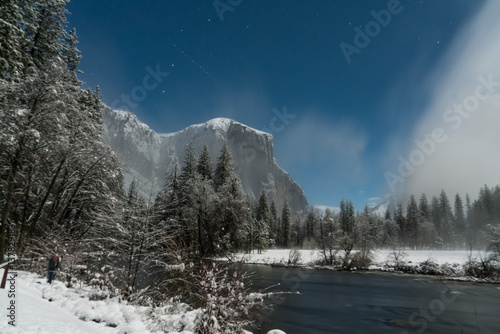 Φωτογραφία El Capitan on a starry moonlit night after a clearing winter snow storm from Val