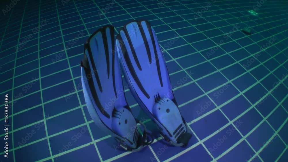 Insert diving fins on the bottom of the pool moves by flow. Stock ビデオ