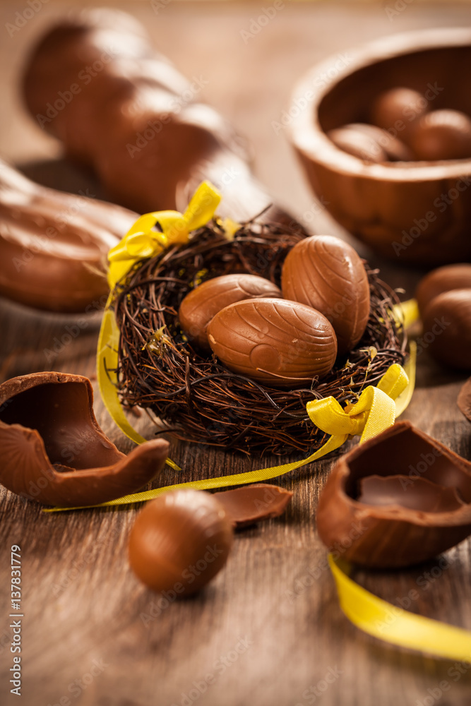 Obraz premium Assorted chocolate eggs for Easter