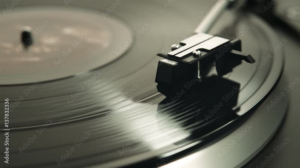 Float focus. Gramophone and record to listen to. Included gramophone and torque plate closeup