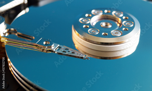 Obraz na płótnie Hard disk drive without cover w salonie