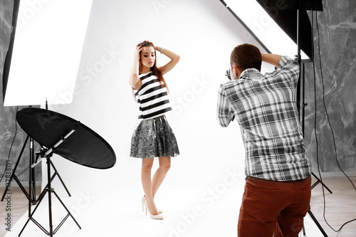 Photographer working with m...
