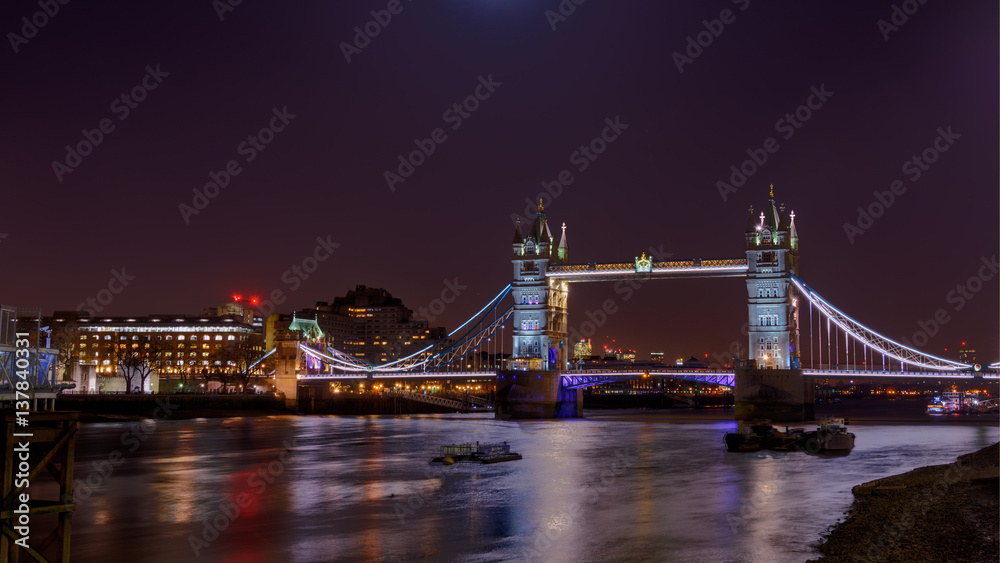 Naklejka premium Tower bridge at night