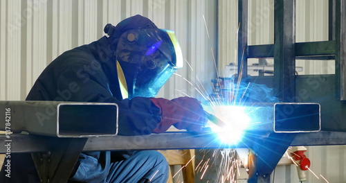 Canvas-taulu Steel worker welding, lots of sparks in metal industry