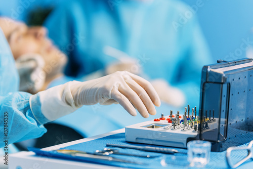 Dentists with a patient during a dental intervention.