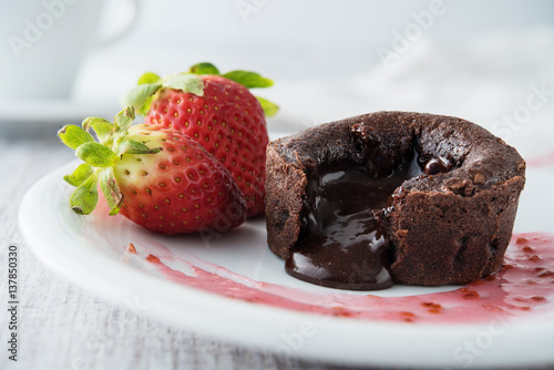 Canvastavla Chocolate souffle with strawberries