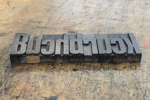 Wort Buchdruck aus Holzbuchstaben