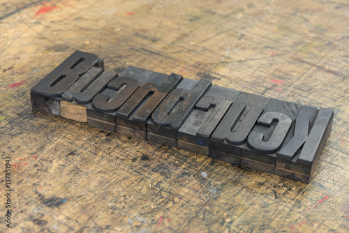 Wort Buchdruck aus Holzbuchstaben