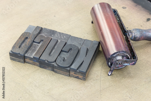 Wort Druck mit Holzbuchstaben gelegt