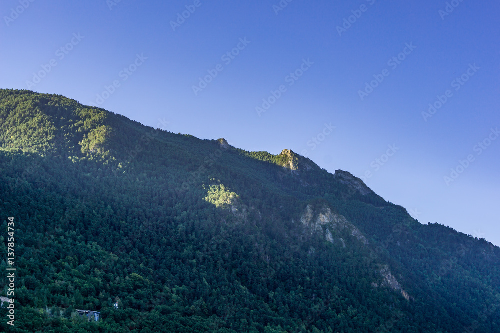 Naklejka premium mountains on a sunny day