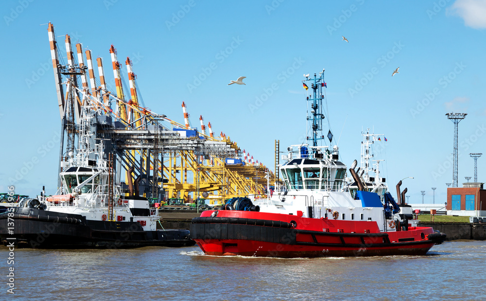 Naklejka premium Schlepper im Containerhafen in Bremerhaven