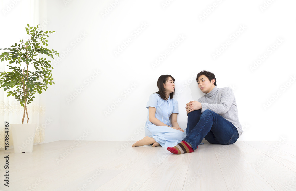 カップル 男女 室内 リビング 床に座る 悩む 困る カップル 男女 室内 リビング 床に座る 悩む 困る
