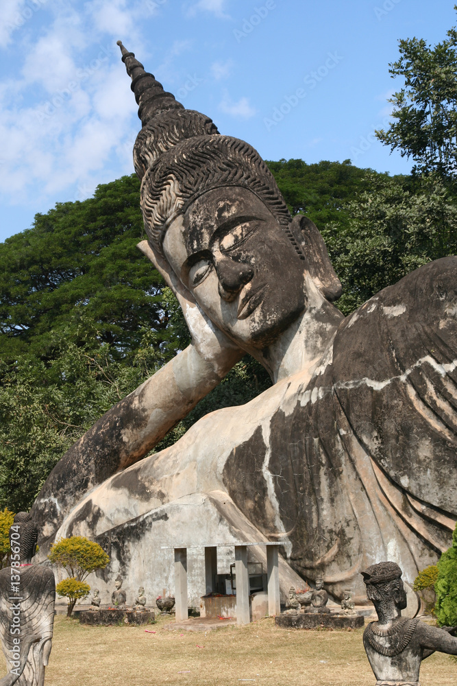 Obraz premium Statue of Reclining Buddha