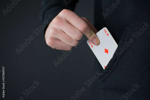 Wallpaper Mural Mann hält ein Ass im Pullover versteckt Torontodigital.ca