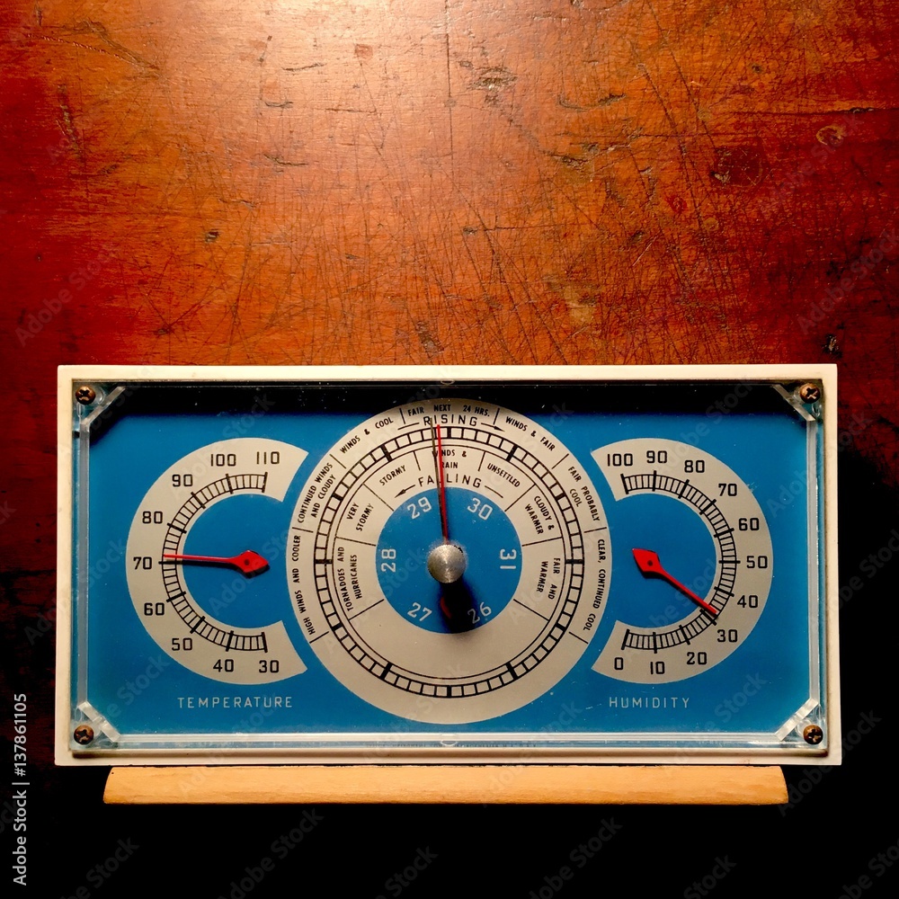 Naklejka premium Retro blue barometer, thermometer, humidity gauge.