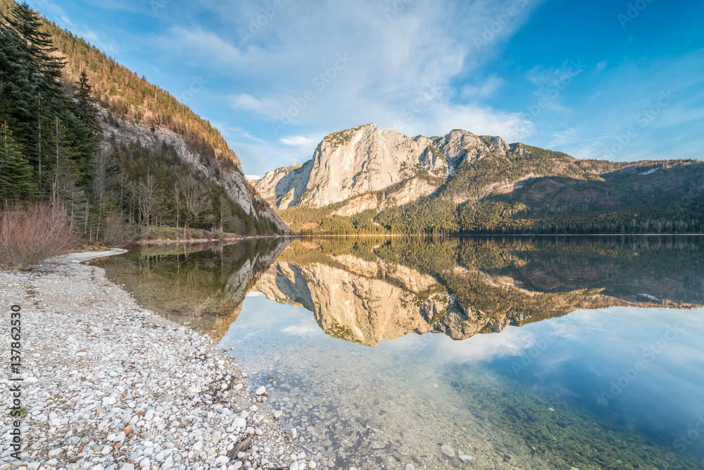 Die Trisselwand spiegelt sich im Altausseer See