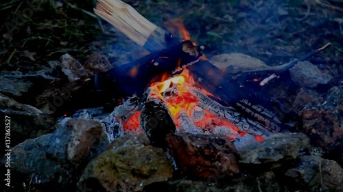 Ein Lagerfeuer im Steinkreis