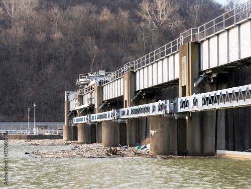 Tablou pe pânză Debris and trash collected at lock sluice gates