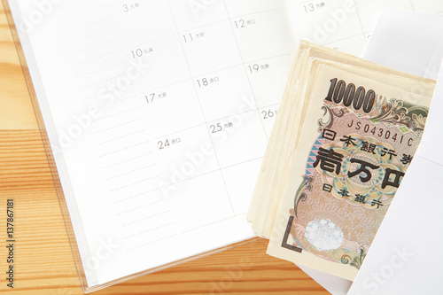 給料日　封筒に入ったお金