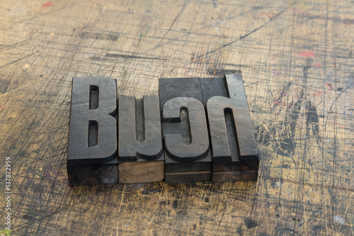 Wort Buch aus Holzbuchstaben