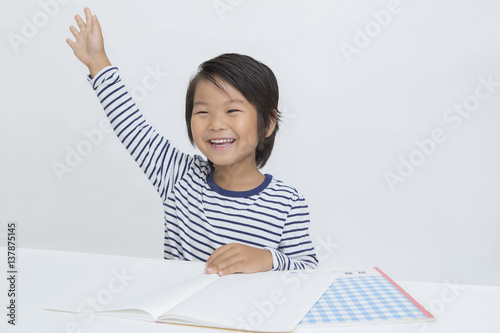 勉強する子供