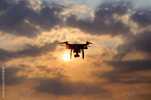 Drone silhouette sunset © EmmaStock