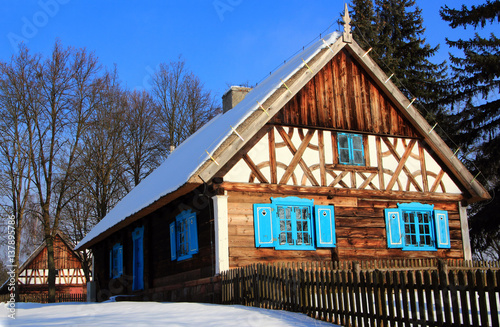 Fototapeta Naklejka Na Ścianę i Meble -  Budownictwo Ludowe - Chata. - Skansen w Olsztynku