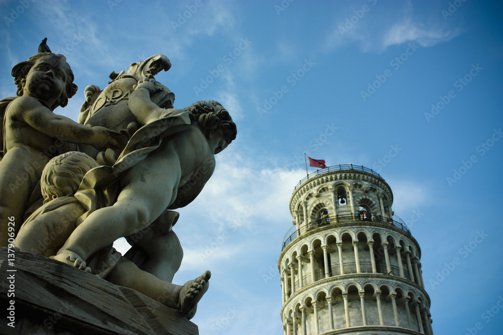 Statue vor dem schiefen Turm in Pisa