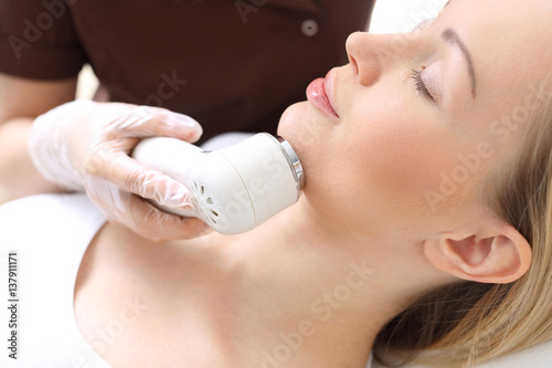 Światłoterapia, kobieta w salonie kosmetycznym