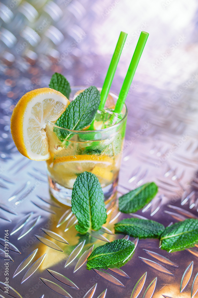 Fototapeta premium Glas Wasser mit Zitrone und Minze