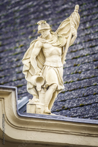 Statue des heiligen Florian auf einem Haus