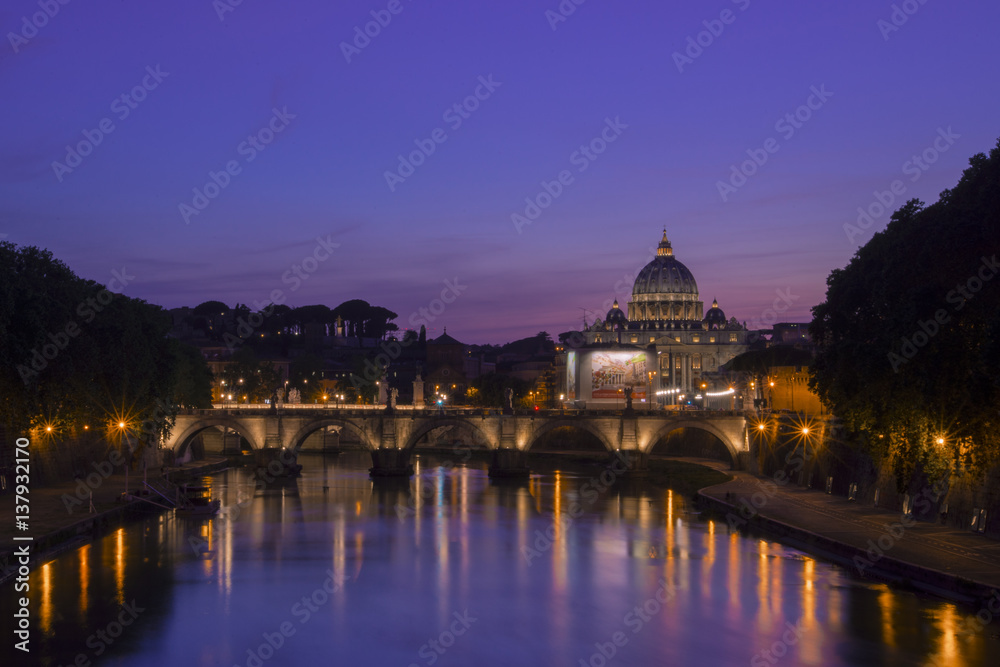 Vista notturna di San Pietro, Roma, Italia