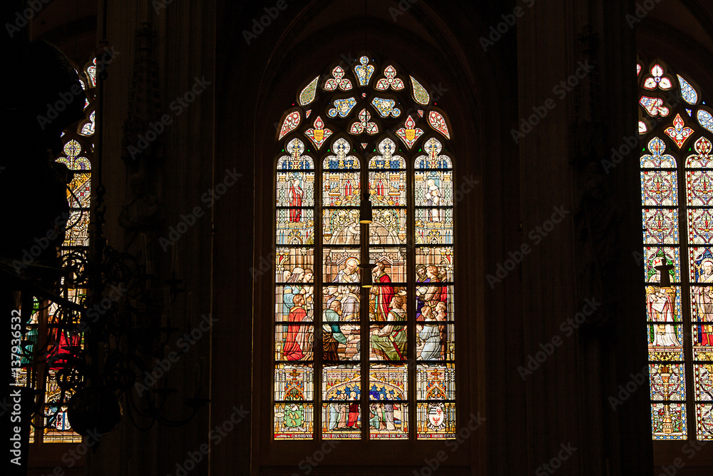 Kirchenfenster mit Glasmalerei in einer Kirche Dom Kathedrale
