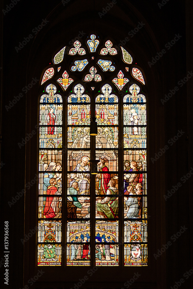 Kirchenfenster mit kunstvoller Glasmalerei