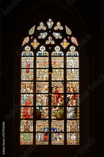 Kirchenfenster mit kunstvoller Glasmalerei