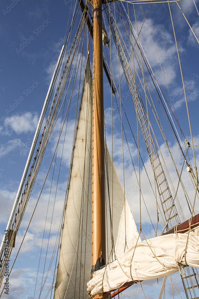 Obraz premium Segelmast auf Segelschiff mit Tau und Segel