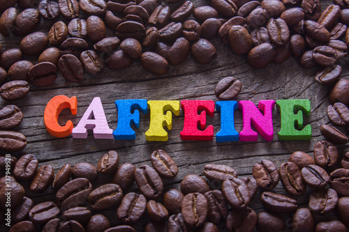 Valokuvatapetti word caffeine and coffee beans