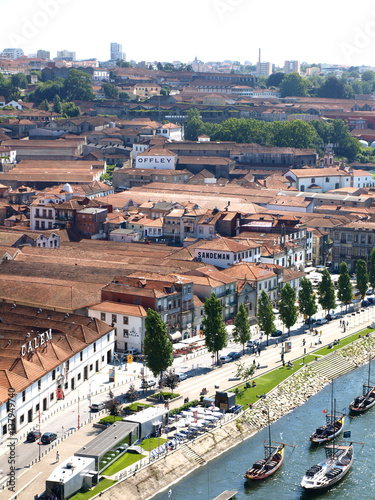 Red roof winery in Porto, Portugal ポルトガル、ポルトのドウロ川沿いの赤い屋根のワイナリーの街並み