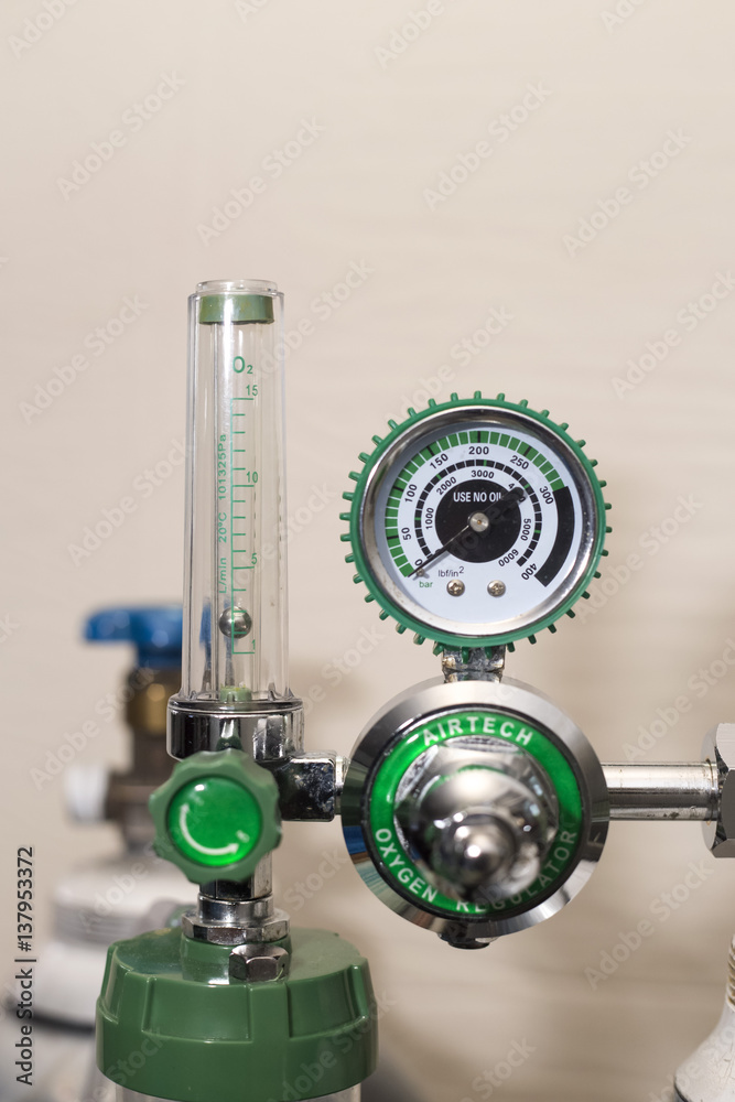 Oxygen cylinder and regulator gauge Oxygen cylinder and regulator gauge