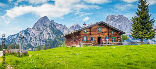 Obraz na płótnie Traditional wooden mountain chalet in alpine mountain scenery w salonie
