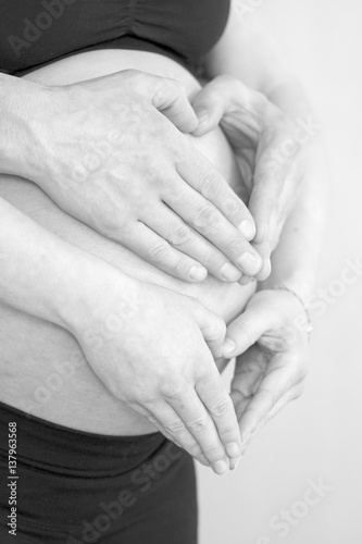 Schwanger - Ehepaar - Babybauch - Hände - Herz