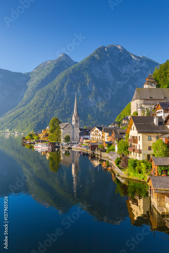 Obraz na płótnie Postcard view of Hallstatt in summer, Salzkammergut, Austria w salonie