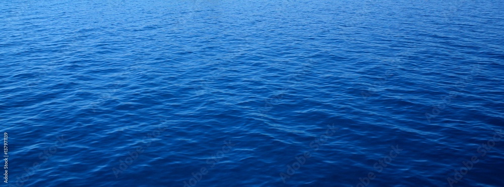 Fototapeta premium Tiefblaues Meerwasser