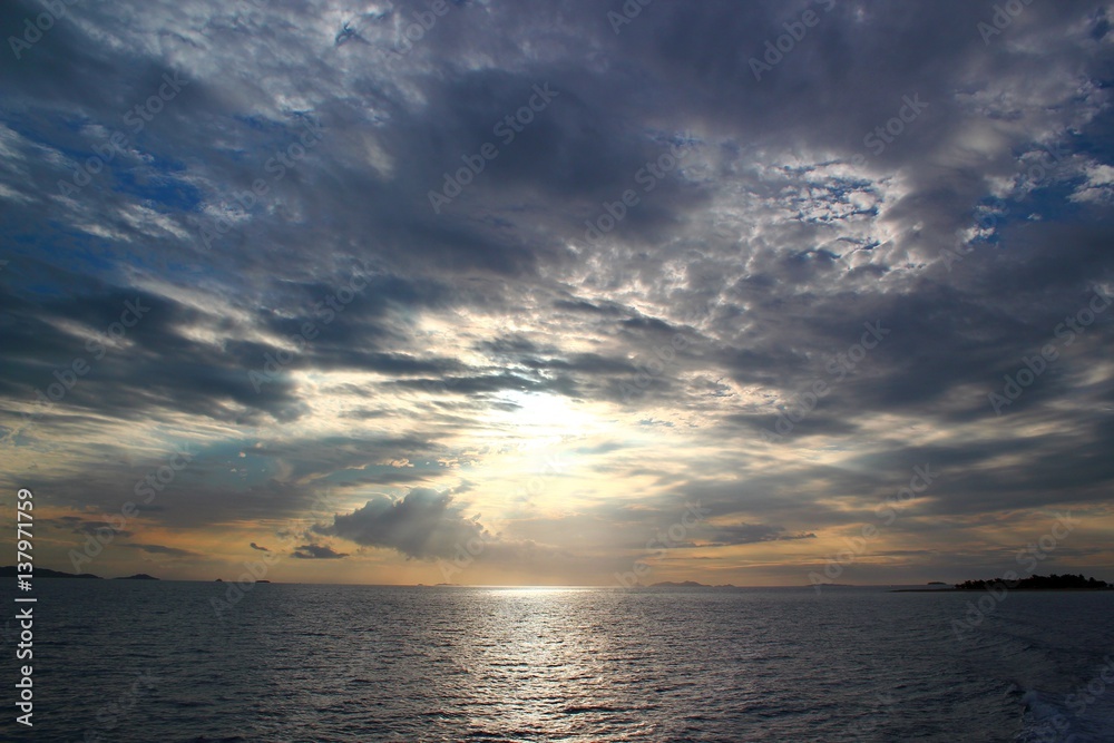 Dramatischer Sonnenuntergang mit stimmungsvollen