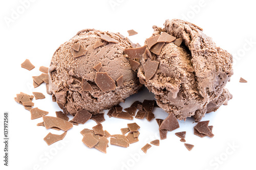 Schokoladen Eiskugel isoliert auf weiß
