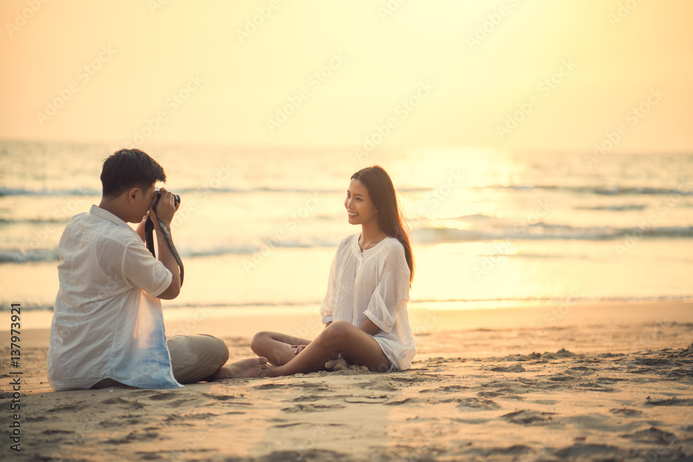 Couples taking pictures each other He was at the beach in the evening. Couples taking pictures each other He was at the beach in the evening.