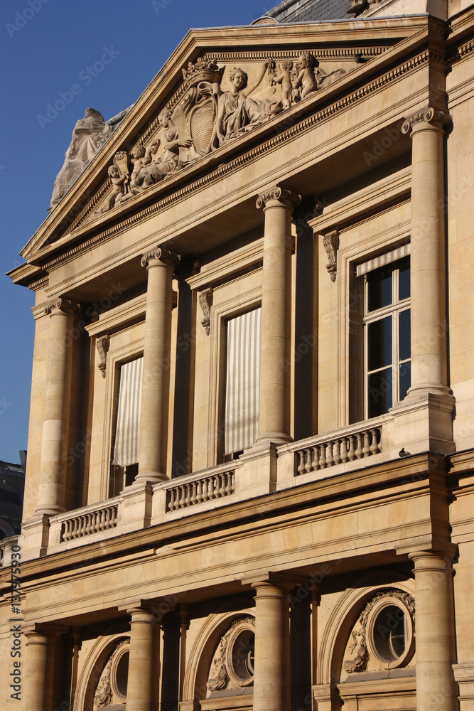 Palais à fronton et colonnes à Paris, France