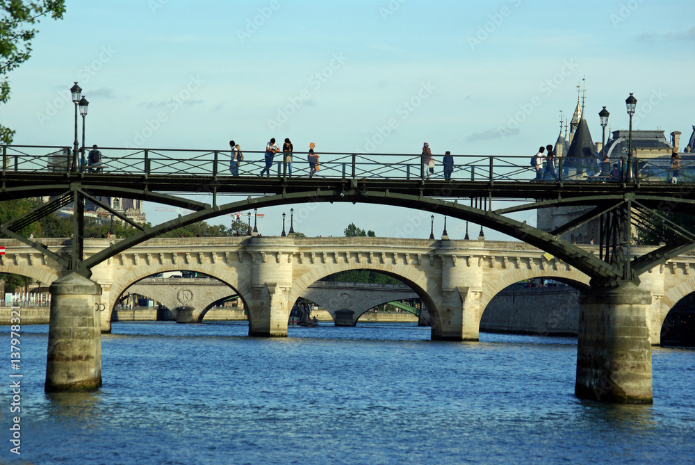Ponts sur la Seine à Paris, France
