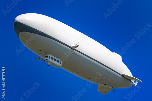Zeppelin   ber dem Bodensee